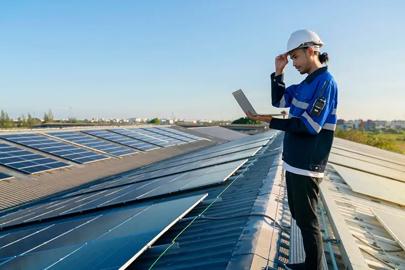 Solární panely na střeše provozovny - ilustrační foto